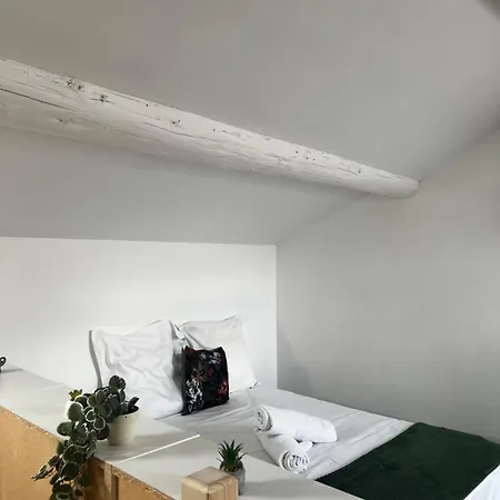 Maginot Apartment *